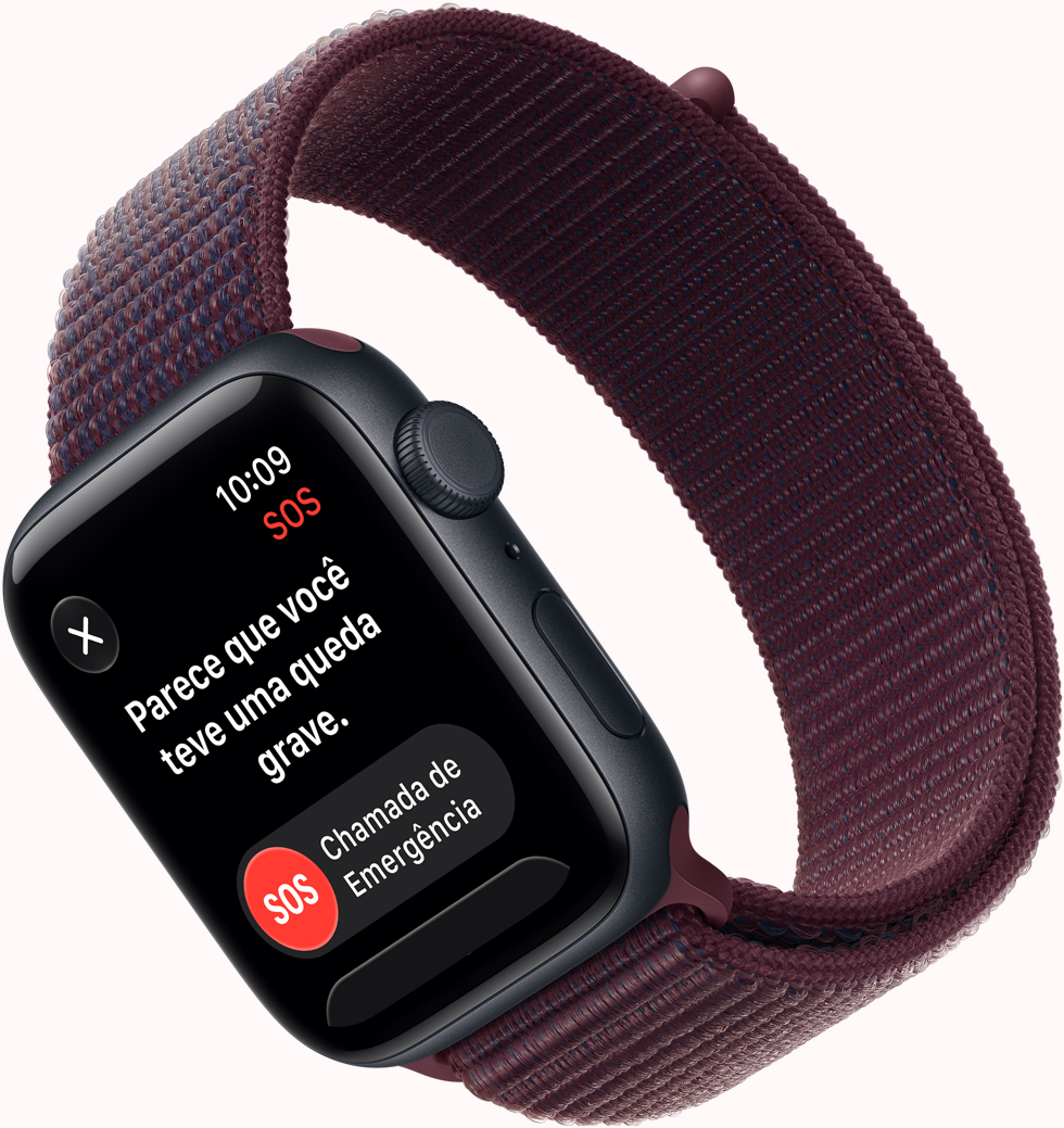 Apple Watch SE 3 com caixa meia-noite de alumínio e pulseira loop esportiva bordô, Digital Crown, microfone e botão lateral no lado direito, tela mostrando uma notificação de Detecção de Queda com o botão SOS Ligação de Emergência