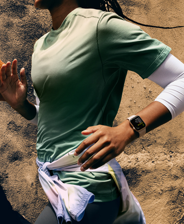 Une personne court avec une Apple Watch au poignet gauche 