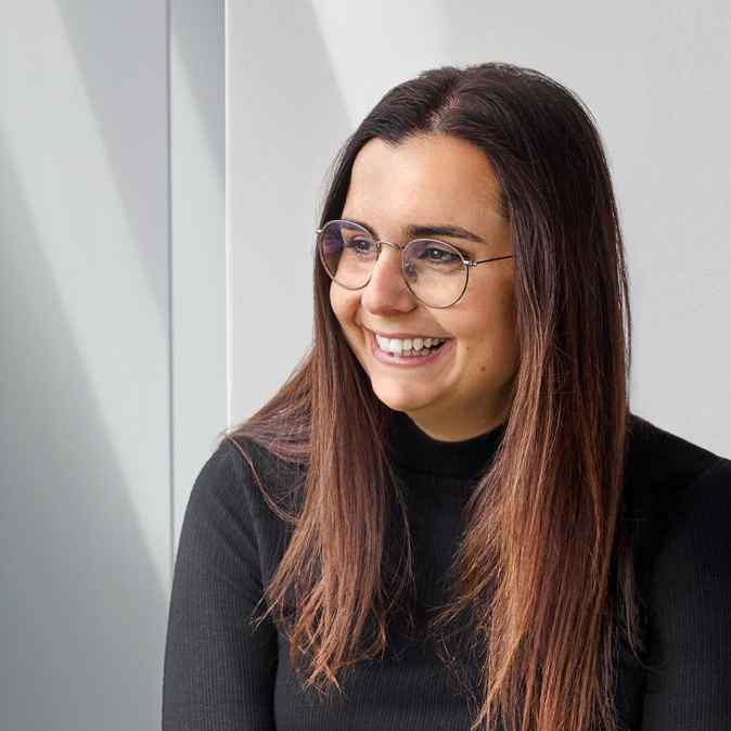 Gros plan de Federica assise à l’intérieur, souriant à la caméra.
