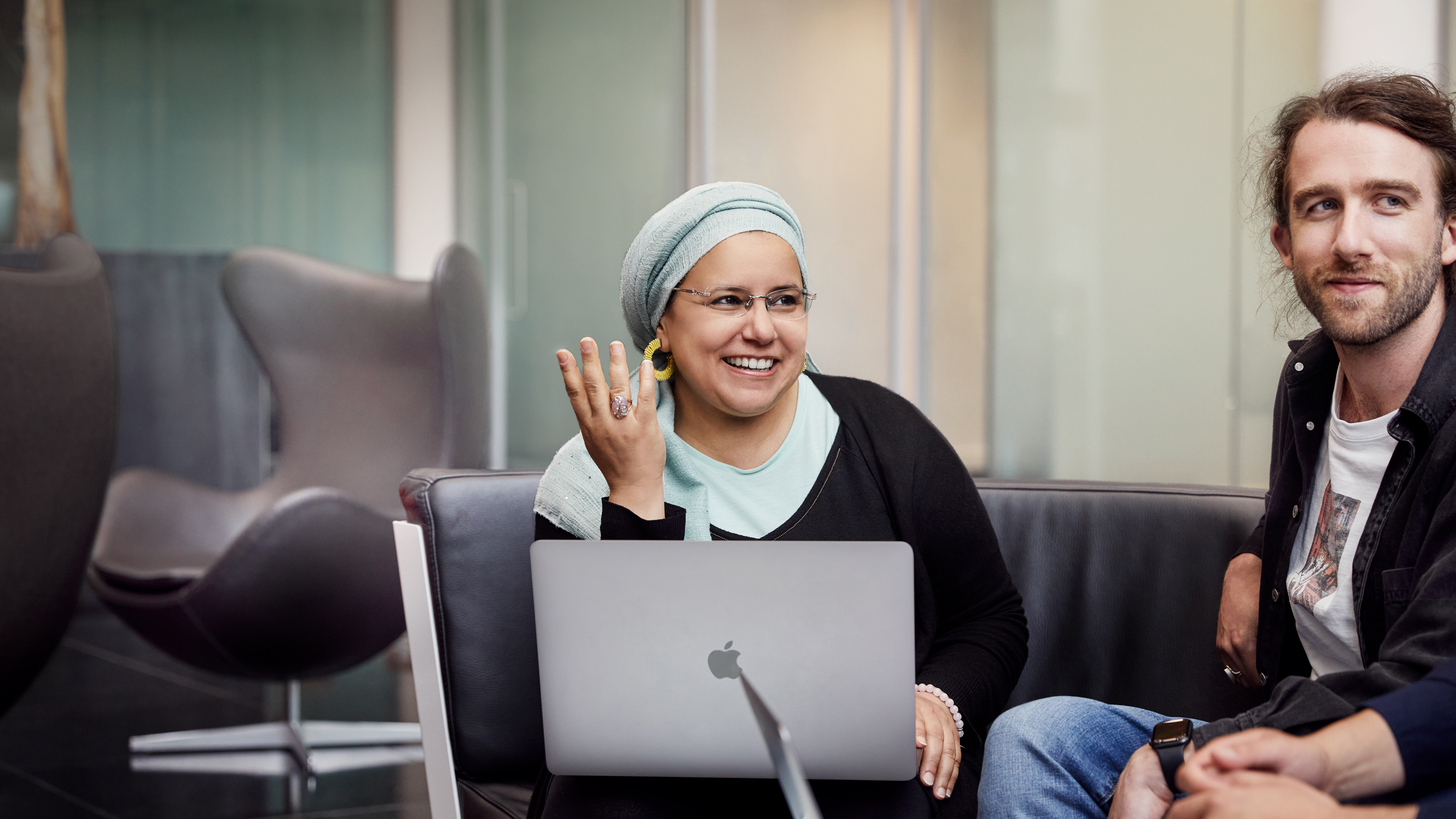 Membres de l’équipe Apple à Cork travaillant ensemble.
