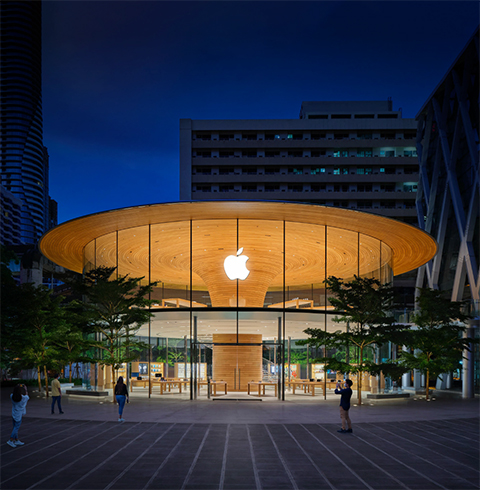 入夜後 Apple Store 的外觀。