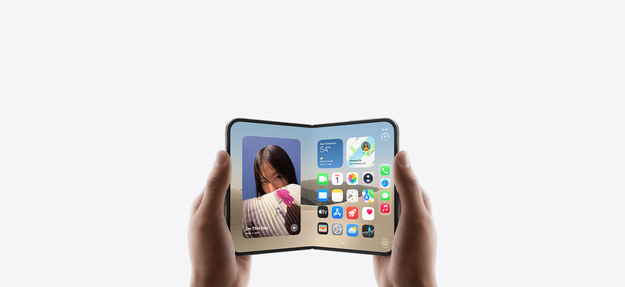 Duas mãos a segurar o iPhone Duo na horizontal, aberto, o ecrã interno mostra o ecrã principal