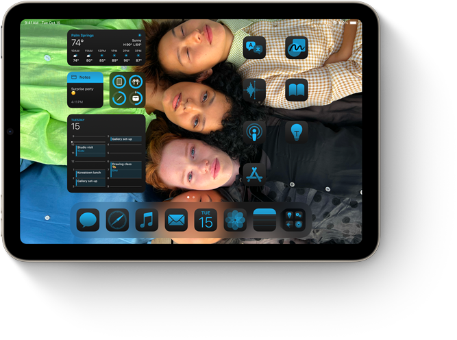 iPad mini a mostrar apps e widgets coordenados com papel de parede personalizado no ecrã principal.