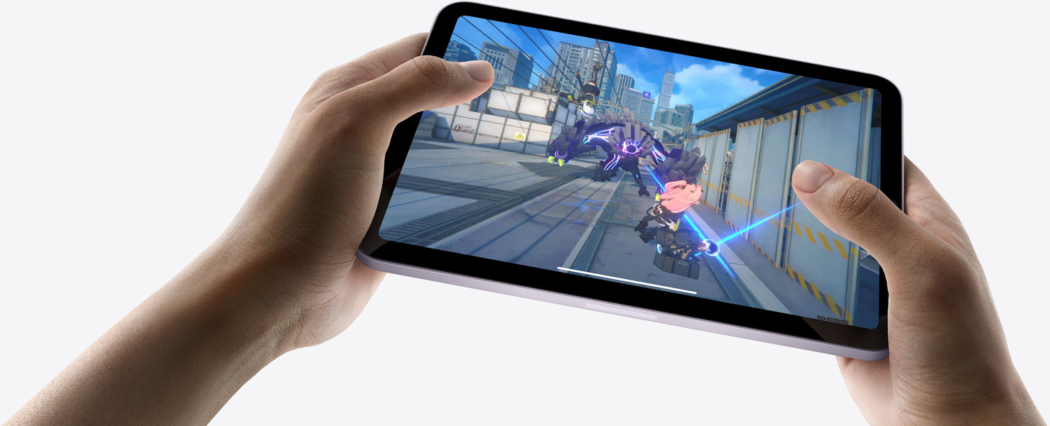 Mãos a segurar o iPad mini na horizontal para mostrar um jogo com gráficos espetaculares.