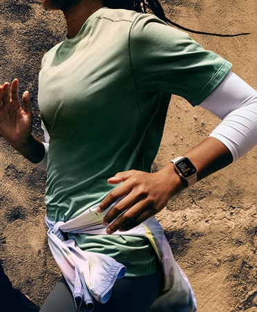 Workout&nbsp;Buddy ترسل رسالة إلى عدّاءة يتتبّع التمرين باستخدام Apple&nbsp;Watch&nbsp;SE&nbsp;3‏