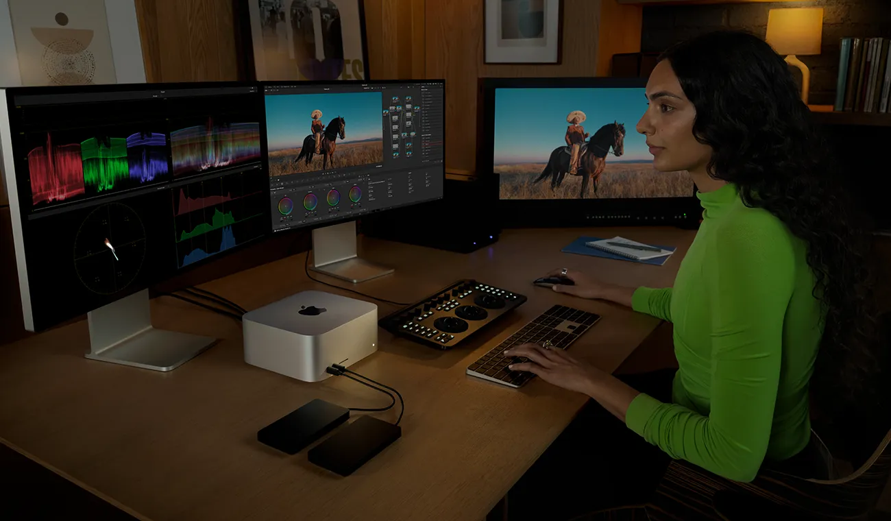 一位專業人士在已連接兩部 Studio&nbsp;Display 的 Mac&nbsp;Studio 上工作