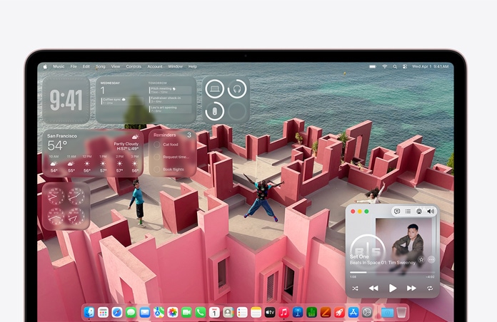 Ecran al unui MacBook Neo personalizat cu fundal de desktop cu o terasă pe acoperiș la malul mării și diverse widgeturi precum Muzică, Calendar, Vreme și Mementouri