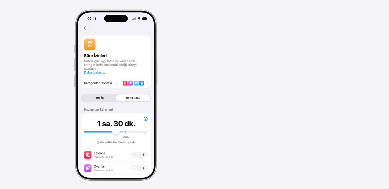 İki saat 30 dakikalık ortak süre izni ile eğlence ve oyunlar gibi uygulama kategorileri için önerilen izinleri de içeren Süre İzni arayüzünü gösteren iPhone.
