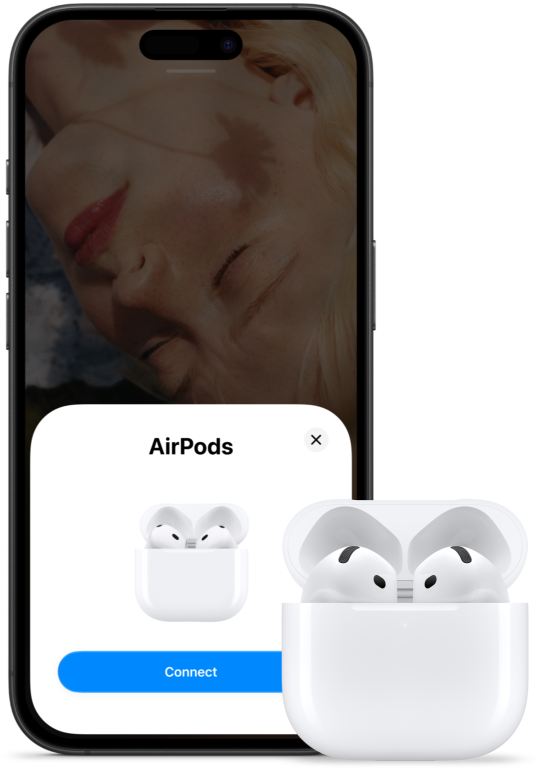 Avoin latauskotelo, jossa on AirPods 5 ‑kuulokkeet. Vieressä olevassa iPhonessa näkyy, että AirPods 5 -kuulokkeisiin on muodostettu yhteys.