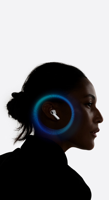 En person med AirPods Pro 3 i øret og lydbølger omkring øret
