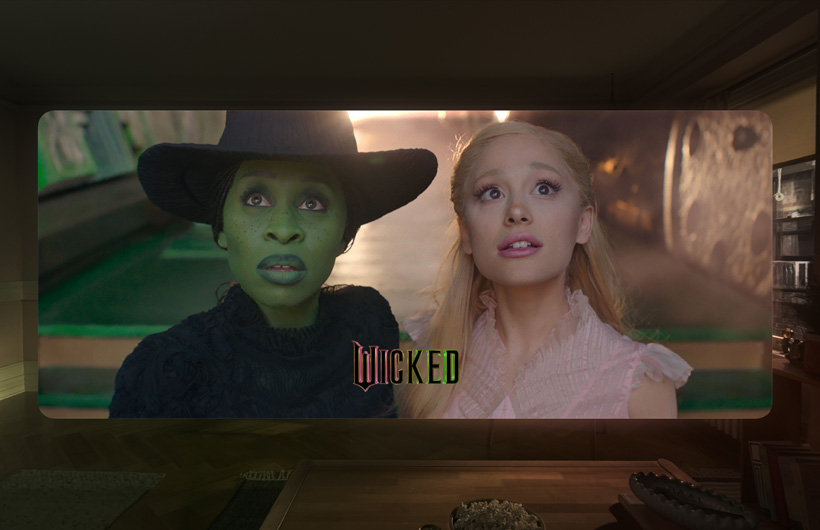 Zwei Hauptfiguren aus dem Film „Wicked“ in der Apple TV App auf der Apple Vision Pro.