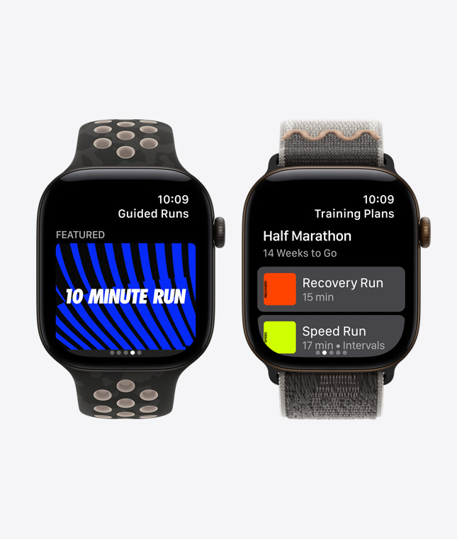Apple Watch Series 12-enheder med urkasser i aluminium i farven sort, skærmene viser Nike Run Club-appen med funktionerne Motiverende coaching og Træningsplaner, remmene er Nike Sportsrem i farven After Dark Black og Nike Sport Loop i farven After Dark Black