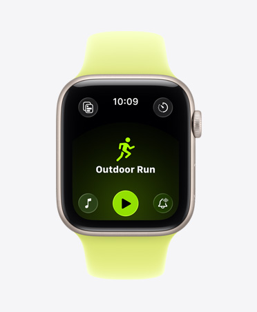 „Apple Watch SE 3“, aliuminio korpusas, žvaigždžių šviesos spalva, atidaryta bėgimo lauke treniruotė, „Apple Music“ leidimo valdikliai ekrano apačioje, sportinis dirželis, neono geltona spalva