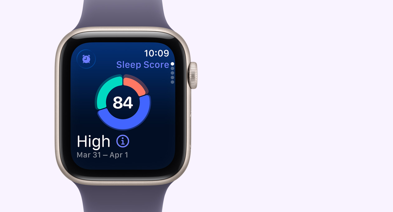 „Apple Watch SE 3“, aliuminio korpusas, žvaigždžių šviesos spalva, ekrane rodoma miego įvertinimo diagrama, dešinės pusės išorė, „Digital Crown“, sportinis dirželis, violetinės miglos spalva