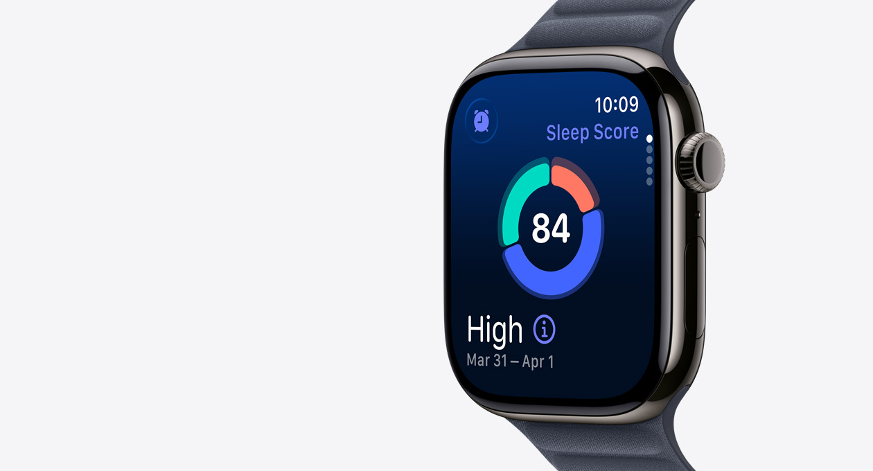 Apple Watch Series 11, toonis kiltkivi, titaanist korpus, ekraanil kuvatakse uneskoori ringdiagrammi, parema külje väliskülg, Digital Crown, kellarihm, navy toonis Magnetic Link