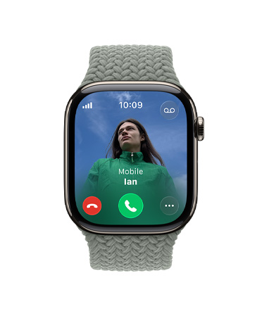 Apple Watch Series 11, naturaalne toon, titaanist korpus, sissetulev kõne, kontaktifoto, kõne vastuvõtmise ja katkestamise nupud, parem väliskülg, Digital Crown, kellarihm, rohekashall Braided Solo Loop