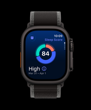 Apple Watch Ultra 3, μαύρο χρώμα, κάσα από τιτάνιο, οθόνη που δείχνει ένα κυκλικό γράφημα βαθμολογίας ύπνου, λουράκι, Trail Loop, μαύρο/ανθρακί χρώμα