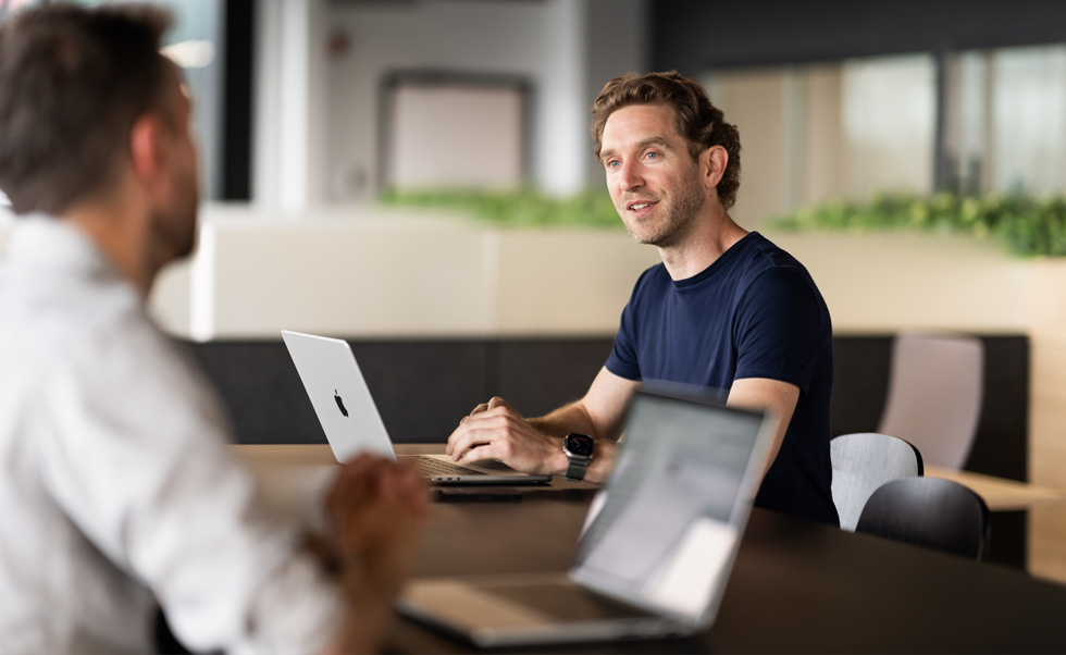 Con el MacBook Pro, el COO André-Philippe Ethier tiene libertad para moverse entre su oficina, los espacios comunes y la tienda, y mantenerse siempre en contacto con su equipo.