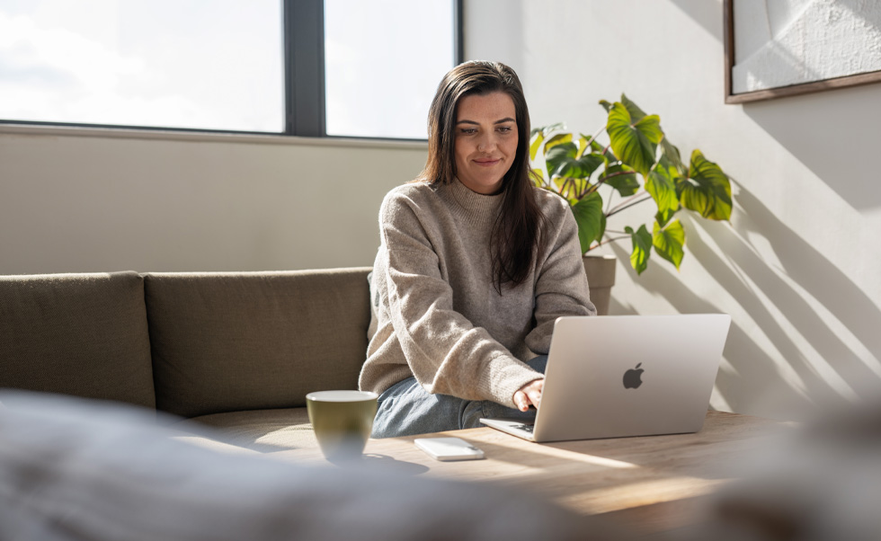 Hoitajat voivat tarjota neuvoja ja tukea MacBook Airin avulla kotoa käsin.