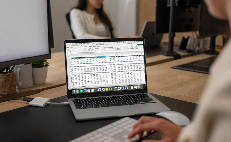 財務團隊在 Mac 上使用 Excel 進行會計作業與預算規劃。