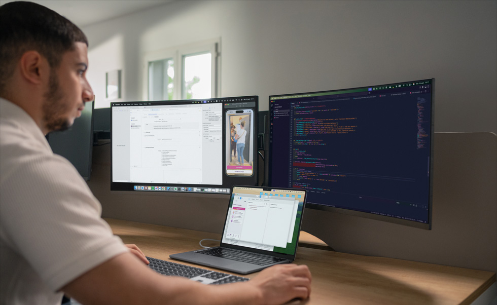 開發團隊在 MacBook Pro 上使用 Xcode 管理 Tut Tut 自訂的 app。