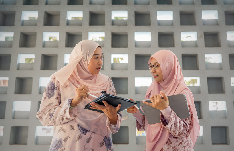 Sekolah Tun Fatimah에서 Nur Safiqa Sapar(ALC)가 동료 교사 Fatin Shahera를 지도하고 있습니다.