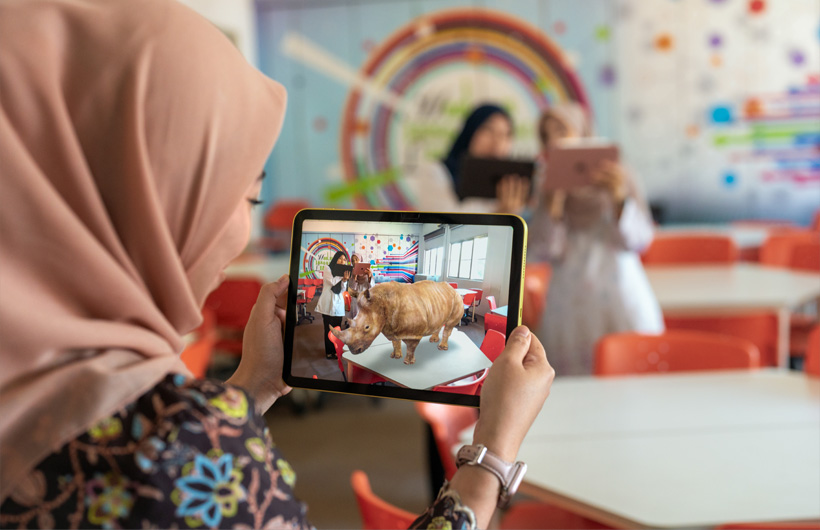 Sekolah Seri Puteri의 교사들이 Ah Ho Yen Sze(ALC)와 함께 iPad를 활용한 증강 현실이 교실에서 어떤 이점을 제공하는지 탐구하고 있습니다.