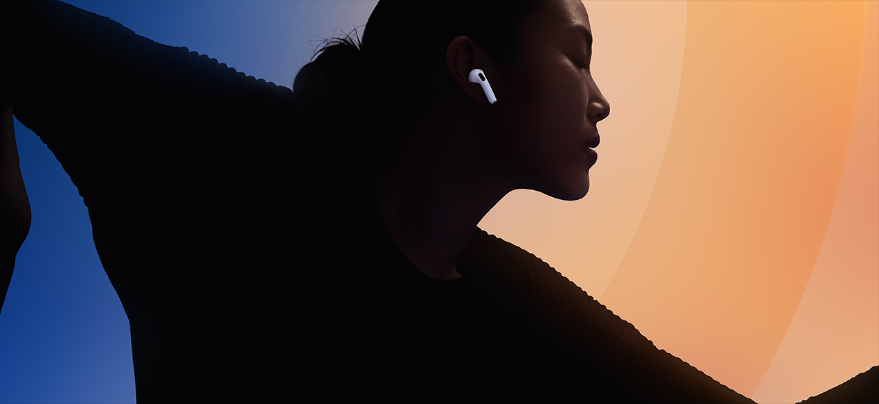 AirPods 5, color blanco, colocados en el oído, silueta de una persona sobre un fondo de muchos colores