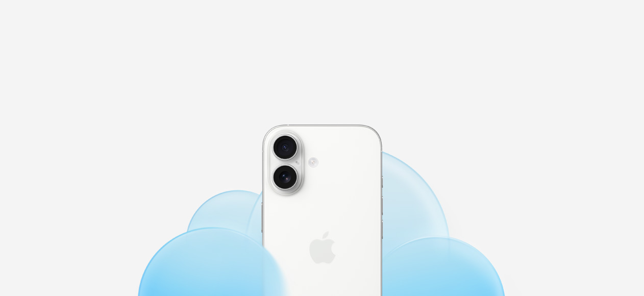 iPhone 17, baksida, vit färg, Fusion-dubbelkamera, mot ett ljusblå moln