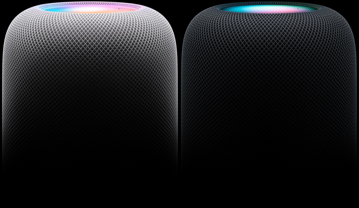Vista lateral de dos altavoces HomePod, uno a la izquierda en blanco y otro a la derecha en color medianoche.