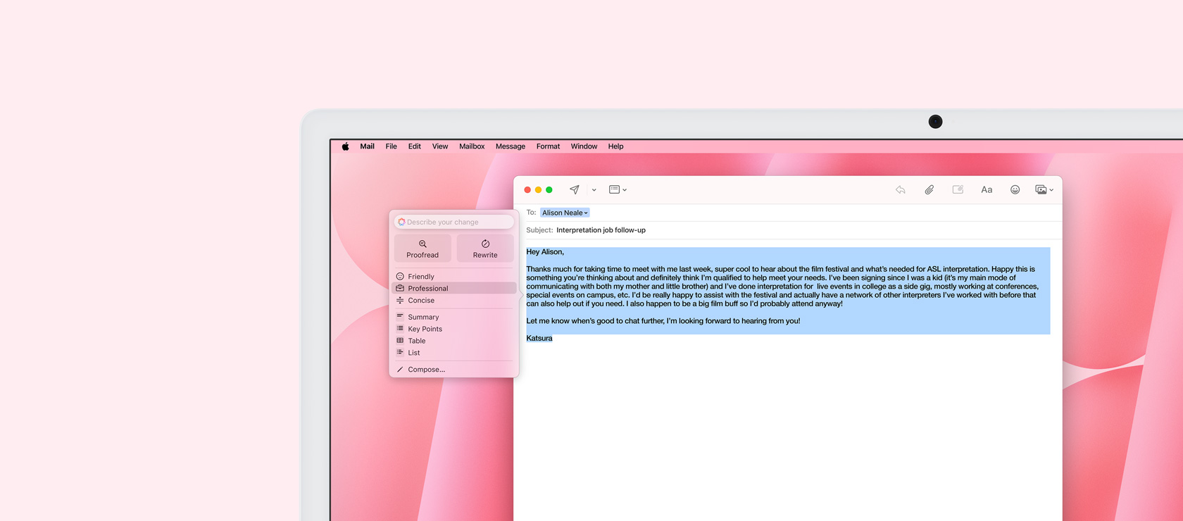 iMaci ekraanil kuvatakse meilirakendust koos funktsiooniga Writing Tools. Meili mustand on esiletõstetud ja selle kõrval kuvatakse valikut Professional Tone