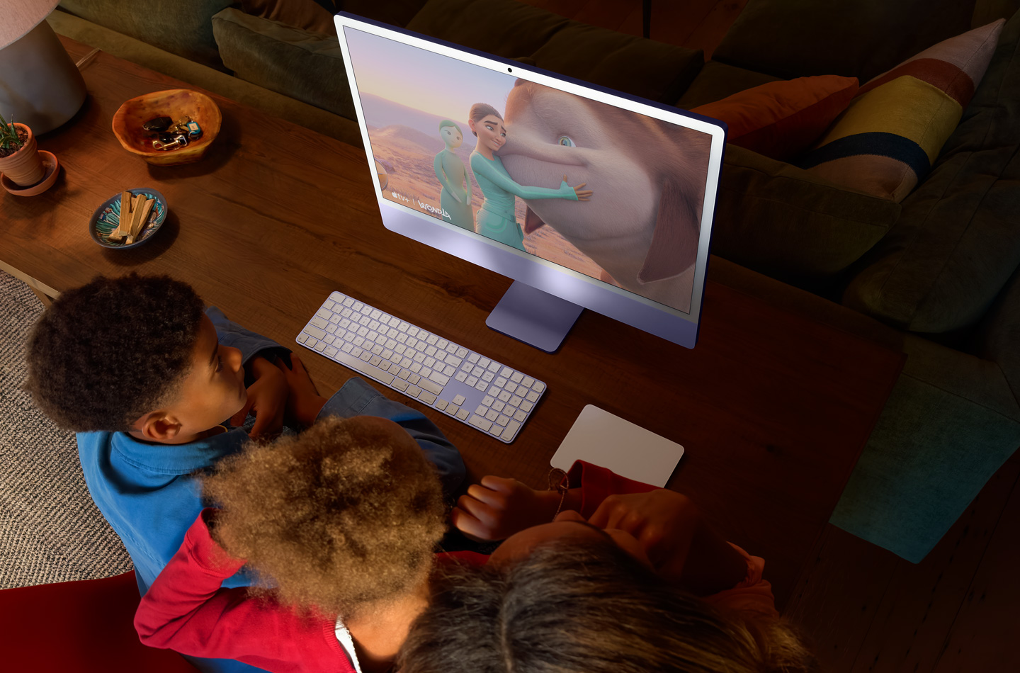 Tre bambini che guardano la serie WondLa su un iMac