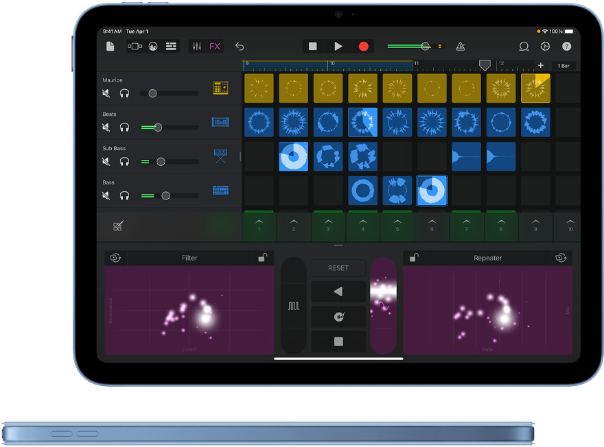 GarageBand σε iPad και πλάγια όψη μπλε iPad με ασορτί κάλυμμα Smart Folio