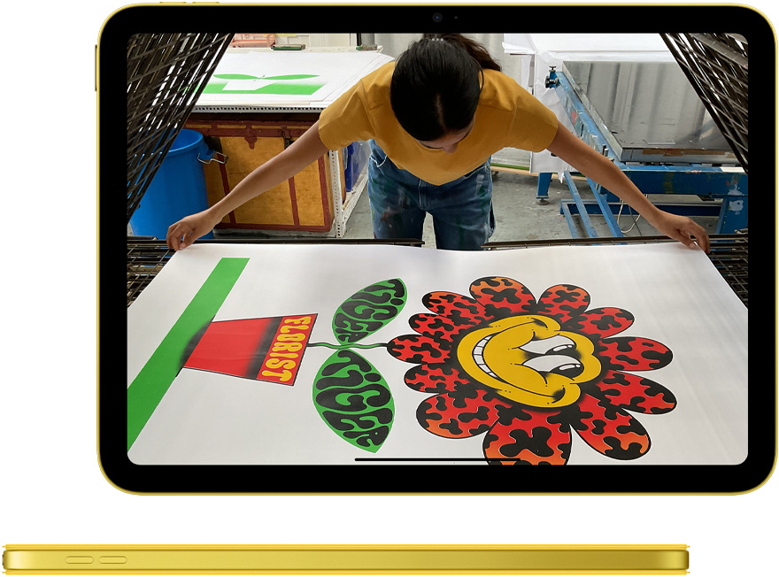 แอปรูปภาพบน iPad และมุมมองด้านข้างของ iPad สีเหลืองที่มาพร้อมปก Smart Folio ในสีเดียวกัน