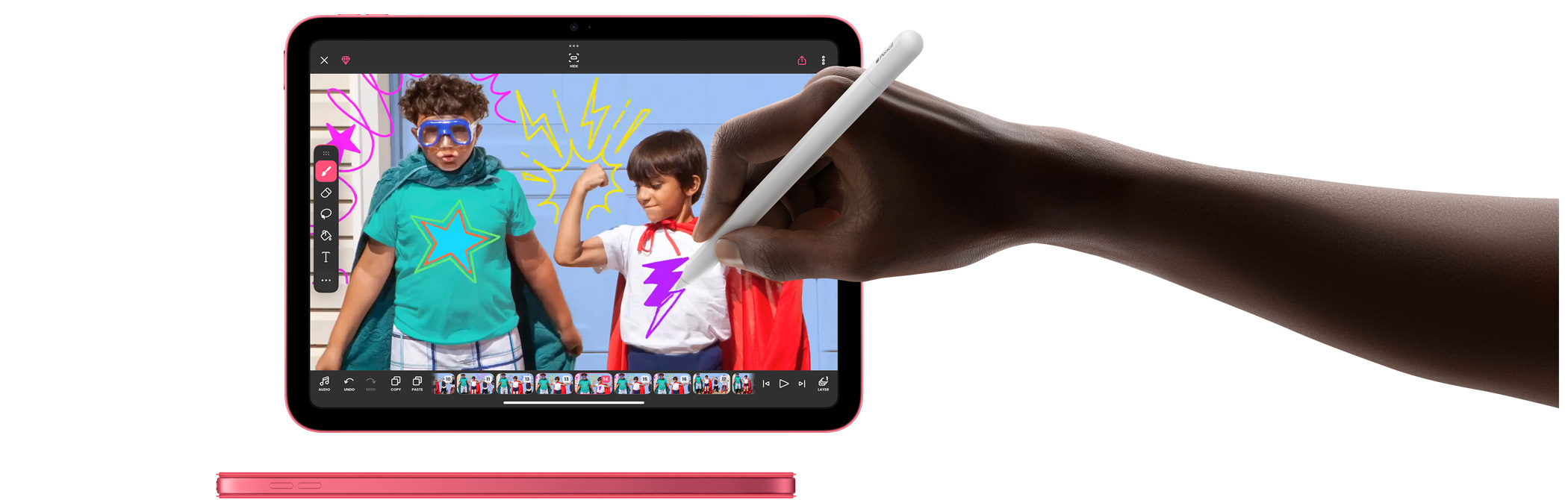 Ένας χρήστης κρατά το Apple Pencil και σχεδιάζει στο app FlipaClip.