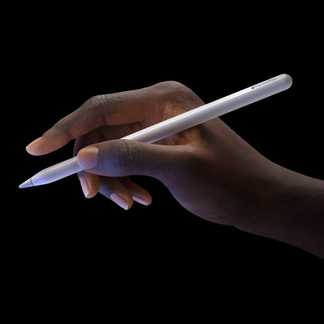 Apple Pencil Pro, πλαϊνή εξωτερική όψη, κομψή σχεδίαση με αισθητήρα αγγίγματος κοντά στη μύτη, μωβ χρώμα αντανακλάται από την οθόνη του iPad Pro, χέρι που το κρατά από το πλάι με εκτεταμένο τον δείκτη δείχνοντας τη λειτουργία διπλού πατήματος