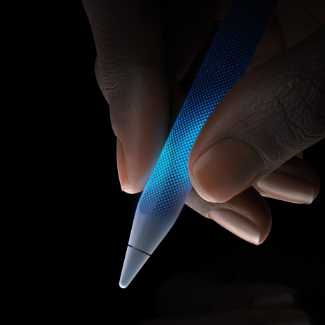 Apple Pencil Pro, πλαϊνή εξωτερική όψη, λευκό χρώμα, λεπτό προφίλ, λαβή με υφή, χέρι που το κρατά με τη μύτη να δείχνει προς τα κάτω απεικονίζοντας την ευαισθησία στο άγγιγμα και την απτική ανάδραση
