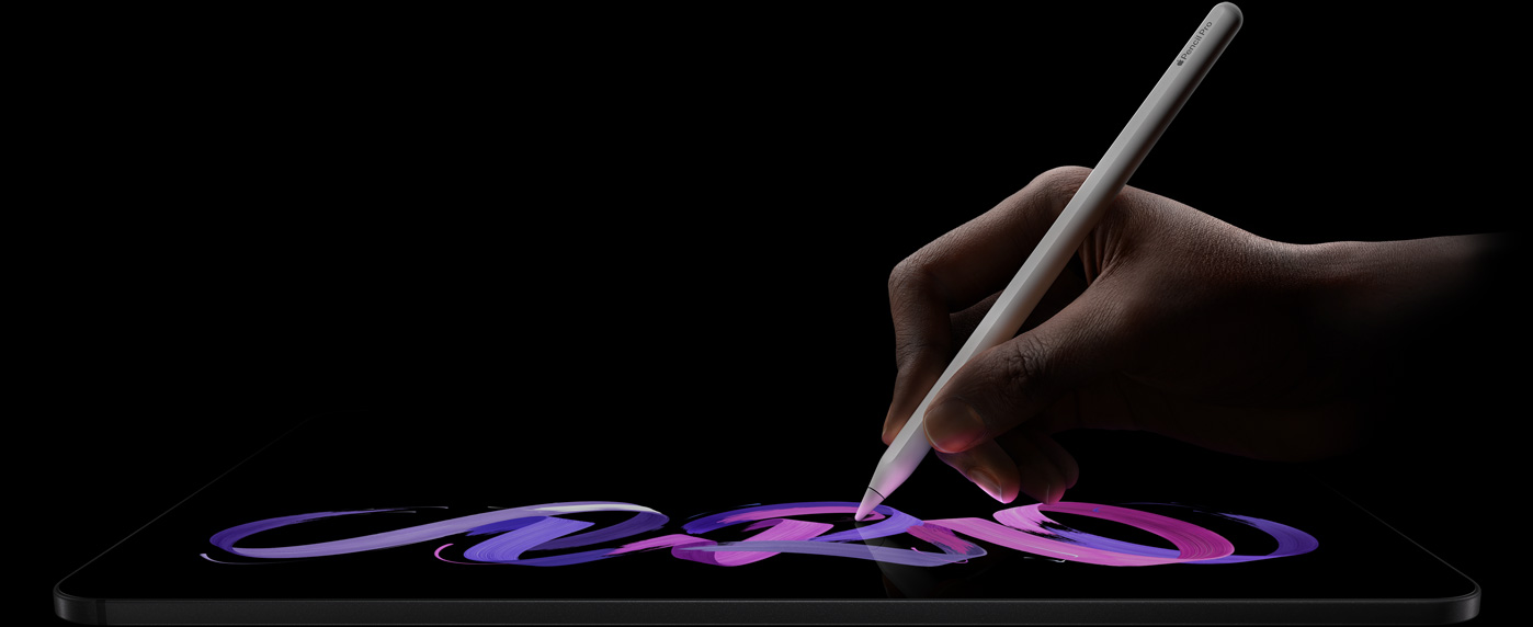 iPad Pro, μπροστινή εξωτερική όψη, οριζόντιος προσανατολισμός, πλευρικό προφίλ, Διαστημικό Μαύρο, χέρι που κρατά το Apple Pencil Pro, λευκό, σχεδιάζει αφηρημένο σχέδιο σε μωβ και ροζ στην οθόνη