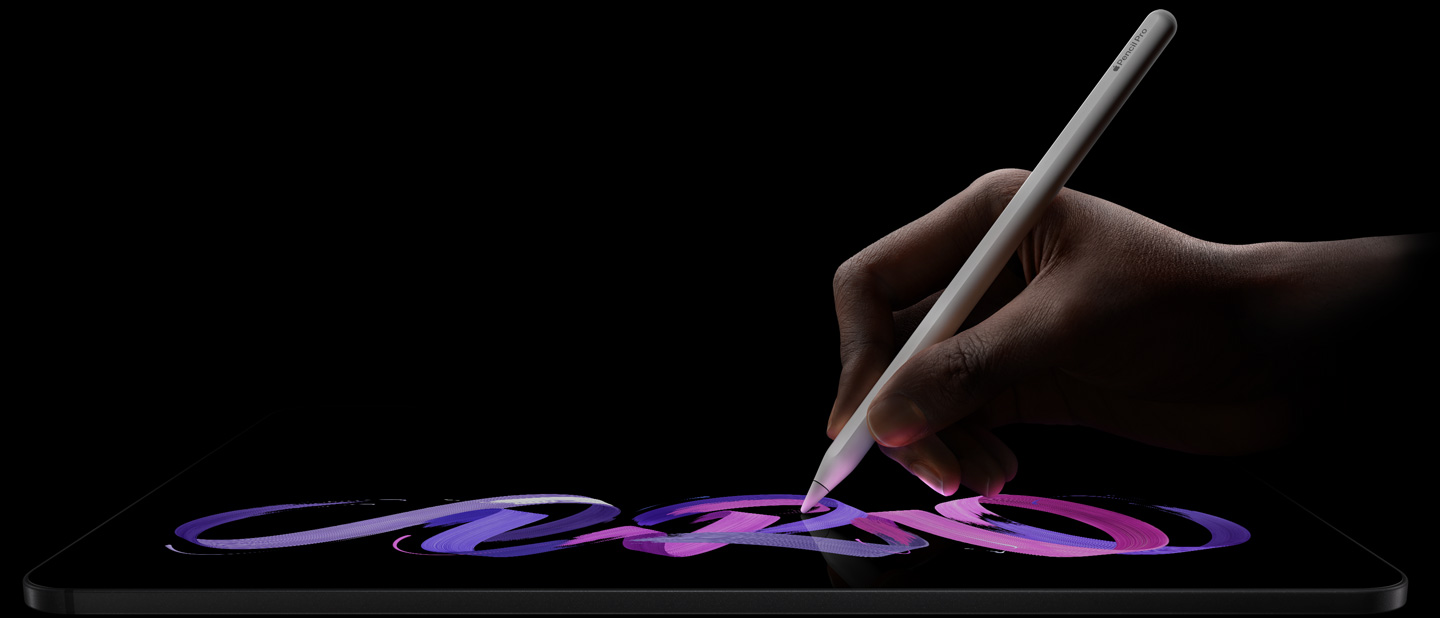 iPad Pro, μπροστινή εξωτερική όψη, οριζόντιος προσανατολισμός, πλευρικό προφίλ, Διαστημικό Μαύρο, χέρι που κρατά το Apple Pencil Pro, λευκό, σχεδιάζει αφηρημένο σχέδιο σε μωβ και ροζ στην οθόνη