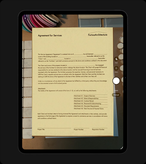 iPad Pro, μπροστινή εξωτερική όψη, κατακόρυφος προσανατολισμός, Διαστημικό Μαύρο, οθόνη που δείχνει ένα σαρωμένο έγγραφο με τίτλο 