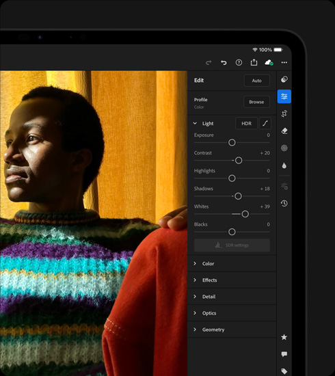 iPad Pro, μπροστινή εξωτερική όψη, οριζόντιος προσανατολισμός, Διαστημικό Μαύρο, οθόνη που δείχνει μια φωτογραφία υπό επεξεργασία, η οποία απεικονίζει ένα άτομο με πολύχρωμο πουλόβερ, στα δεξιά είναι ανοιχτό το μενού εργαλείων και εφέ