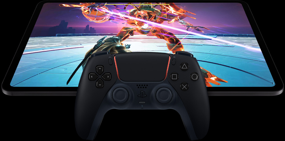 Ασύρματο χειριστήριο PlayStation στο πάνω μέρος του iPad Pro, μπροστινή εξωτερική όψη, οριζόντιος προσανατολισμός, Διαστημικό Μαύρο, οθόνη που εμφανίζει μια οθόνη βιντεοπαιχνιδιού με ένα ρομπότ που κρατά ένα σπαθί με ροζ λέιζερ