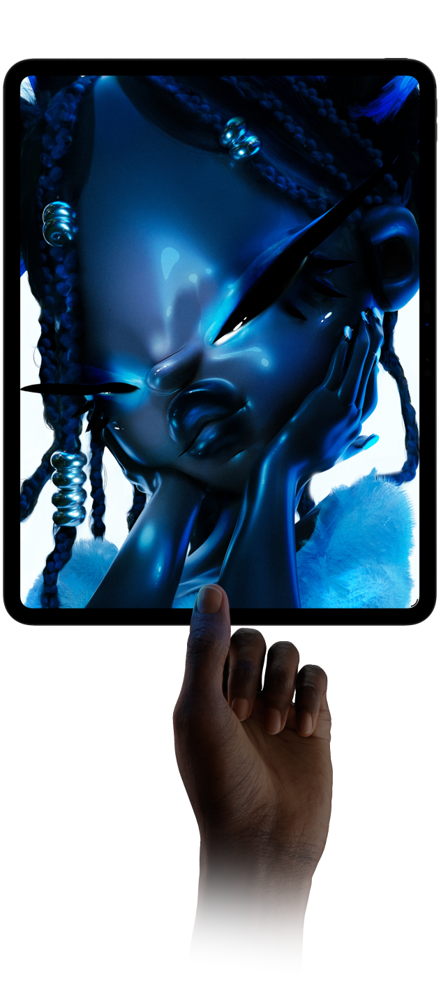 iPad Pro, μπροστινή εξωτερική όψη, κατακόρυφος προσανατολισμός, Διαστημικό Μαύρο, οθόνη με ψηφιακό γραφικό ενός φουτουριστικού χαρακτήρα με μπλε δέρμα και πλεξούδες, χέρι που κρατά ένα iPad Pro από το κάτω μέρος μεταξύ αντίχειρα και δείκτη, τονίζοντας τον λεπτό σχεδιασμό του