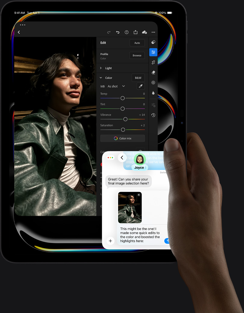 iPad Pro, μπροστινή εξωτερική όψη, κατακόρυφος προσανατολισμός, Διαστημικό Μαύρο, δεξί χέρι που κρατά συσκευή, οθόνη που εμφανίζει ένα app επεξεργασίας φωτογραφιών με τη φωτογραφία ενός ατόμου με δερμάτινο μπουφάν, εργαλεία επεξεργασίας και ρυθμιστικά, συζήτηση iMessage μεταξύ του χρήστη κι ενός άλλου ατόμου που ελέγχει τη φωτογραφία
