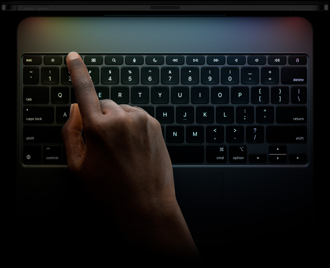 iPad Pro, οριζόντιος προσανατολισμός, Διαστημικό Μαύρο, προφίλ επάνω άκρου, προσαρτημένο σε Magic Keyboard, μπροστινή εξωτερική όψη, οριζόντιος προσανατολισμός, μαύρο χρώμα, πλήκτρα οπίσθιου φωτισμού, αποκλειστική σειρά πλήκτρων λειτουργιών, escape, tab, caps lock, shift, control, option, shift, delete, return, ανεστραμμένα πλήκτρα βέλους Τ, ενσωματωμένο trackpad