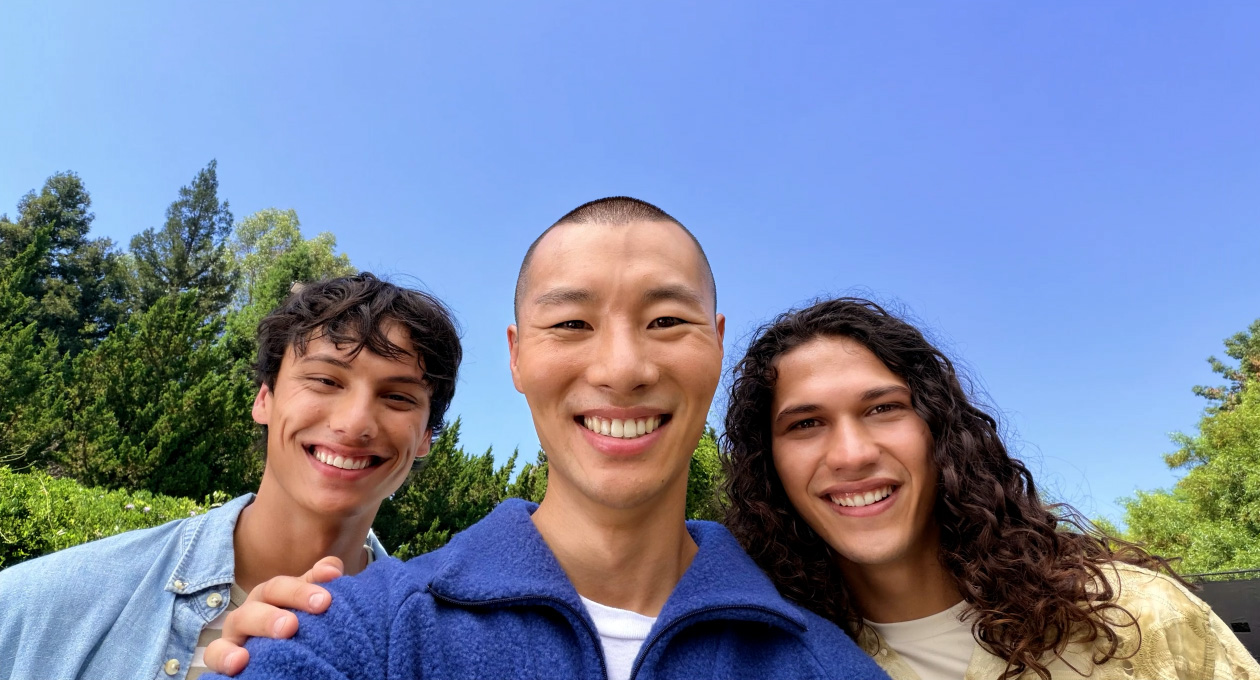 Selfie di gruppo con la funzione Inquadratura automatica per le foto