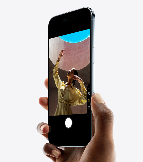 Käsi pitelee iPhone Airia, peukalo on Kamerasäätimellä, etupuoli, sivunäkymä, ohut profiili, Dynamic Island, sivupainike