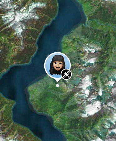 App Encontrar por satélite em utilização, a mostrar a localização de uma pessoa numa montanha