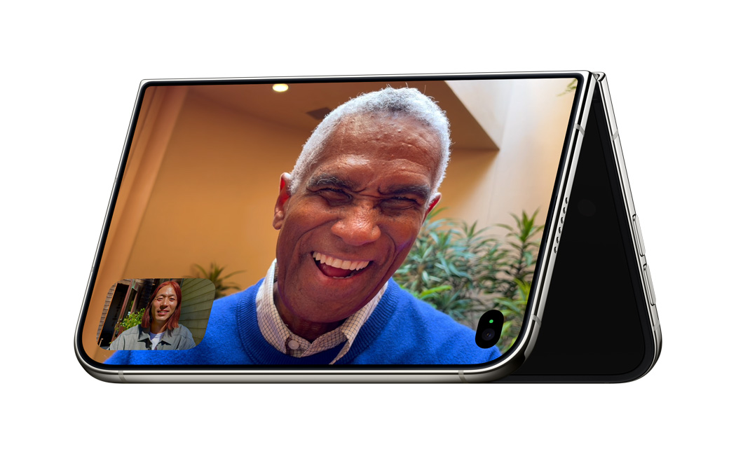 iPhone Duo ustawiony na krawędziach w pozycji odwróconej litery „V” ze skierowanym na zewnątrz ekranem w trybie czuwania z apką FaceTime