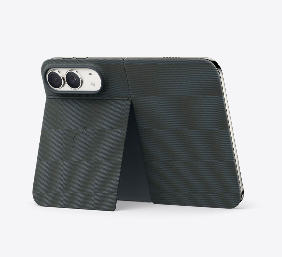 星光白色 iPhone Duo 以海軍藍色企架摺套站起，橫向打開，展示機身背面配備 4800 萬像素雙融合後置相機，兩個鏡頭